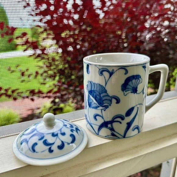 VINTAGE, BLUE & WHITE CHINOISERIE TEA/COFFEE CUP WITH LID. - Picture 9 of 11